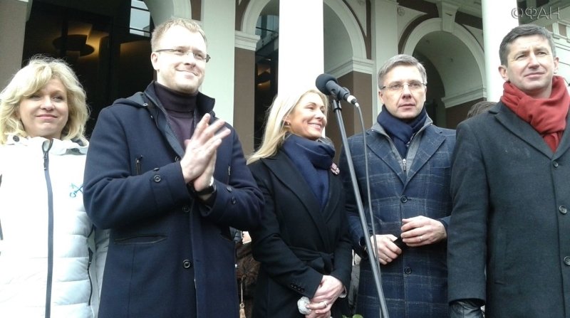 Нил Ушаков с женой и соратниками во время митинга в свою поддержку у Ратуши 9 февраля 2019 года