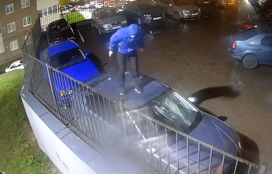В Горроще неизвестный разбил припаркованный автомобиль