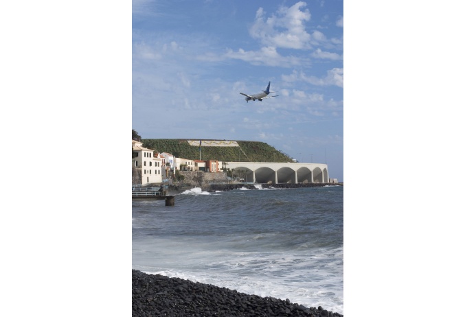 В аэропорту на острове Мадейра (Португалия) в Атлантическом океане проблему с нехваткой места решили по-своему: её удлинили, протянув над уровнем моря. Надёжной опорой для неё служат 180 колонн