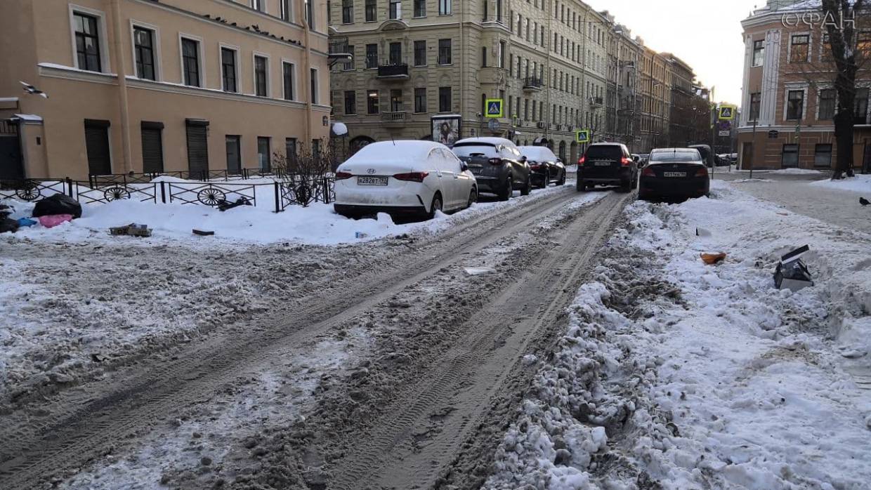 Не убирают снег в москве. Сугробы около Смольного.. Заснеженный Петербург. Снег в Петербурге. Завалило снегом.