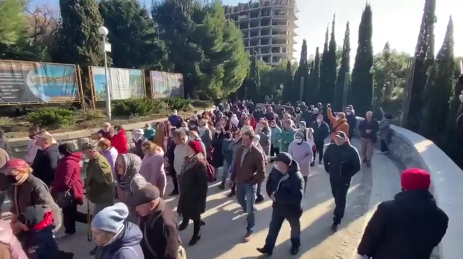 Сотни крымчан вышли на защиту Форосского парка