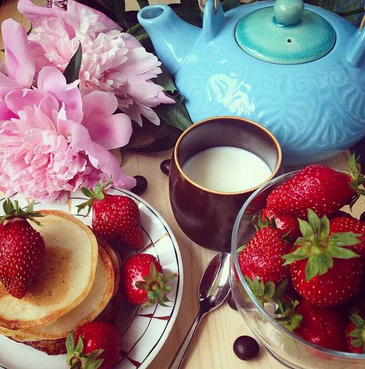Масала-чай с молоком хорош для тех, кто проголадался. (Сырники на фото для привлечения внимания) Фото: Екатерина СИМОХИНА
