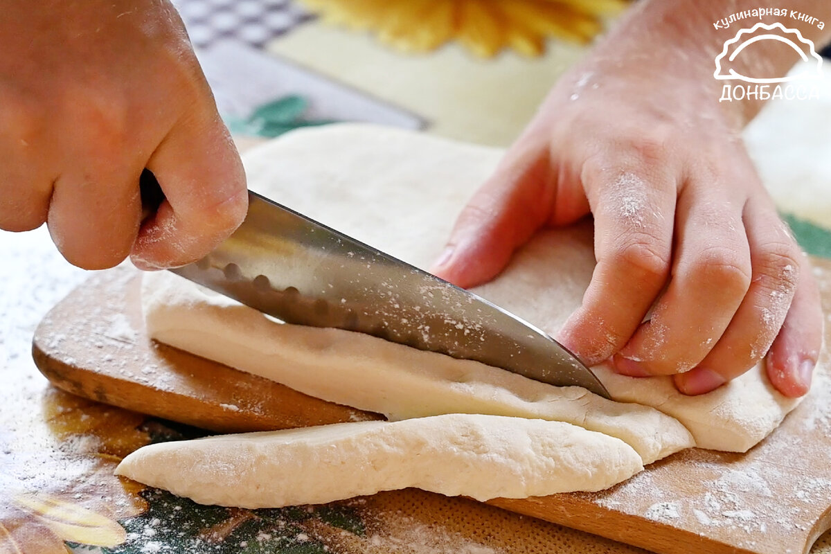 Почему я раньше не узнал об этом блюде? Галушки с курицей и грибами, которые любят на Донбассе Почему я раньше не узнал об этом блюде? Галушки с курицей и грибами, которые любят на Донбассе немного, бульон, готовить, добавляем, галушки, масло, нарезаю, вкусно, сковородку, начинка, когда, минут, время, можно, грибы, куриную, грудку, тесто, галушек, приготовления