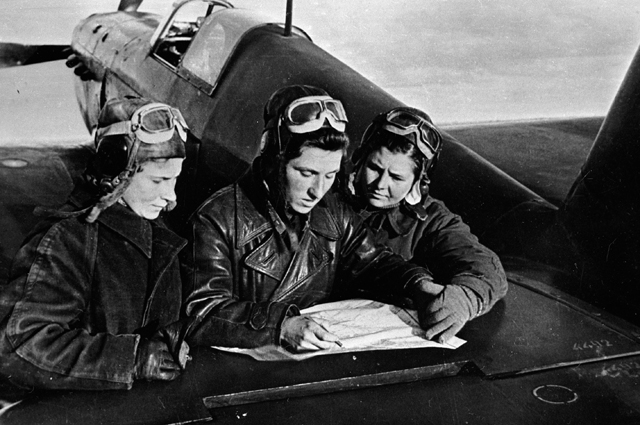 Лётчицы 586 истребительного авиационного полка Лидия Литвяк, Екатерина Буданова, Мария Кузнецова (слева направо) у самолета ЯК-1. 1943 год.