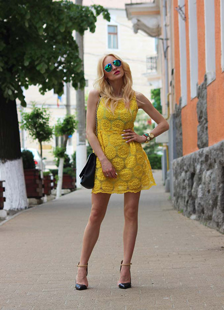 Девушка в кружевном желтом платье