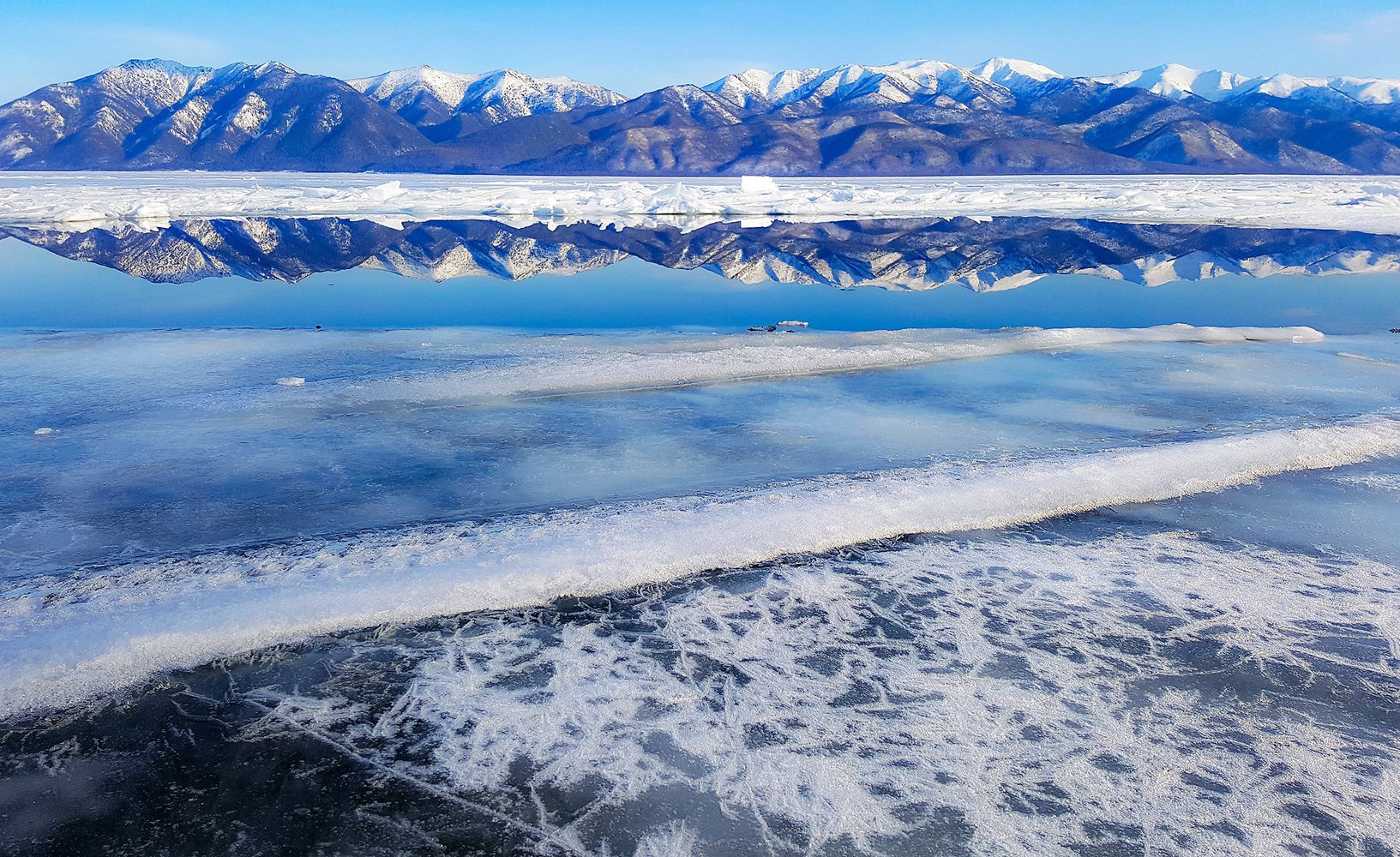 Лед Байкала разрушается. Туристов и рыбаков предупредили об опасности 