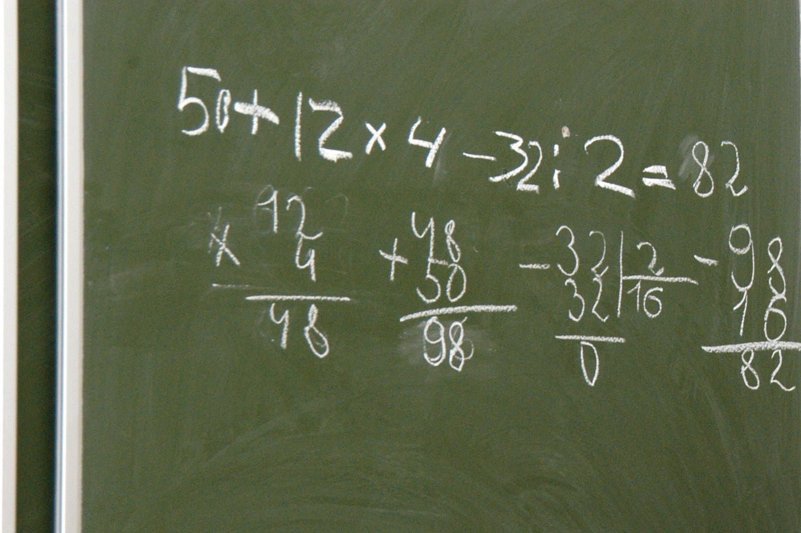 Б плюс 2 равно 12. Математика в США. 2+2 Равно 22. Лучшие математики в Америке. Два плюс два не равно четырем.