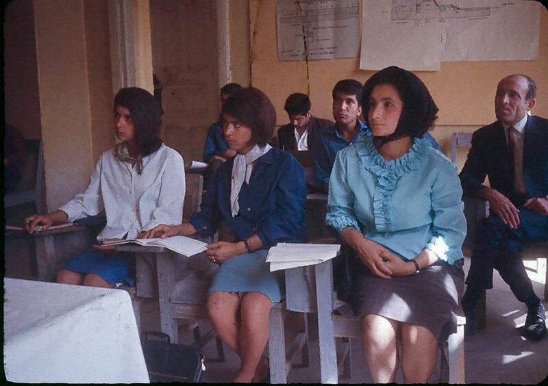 Студенты Высшего педагогического колледжа Кабула, в котором два года проработал профессор Уильям Подлич афганистан, жизнь, кабул, мир, прошлое, фотография, фотомир