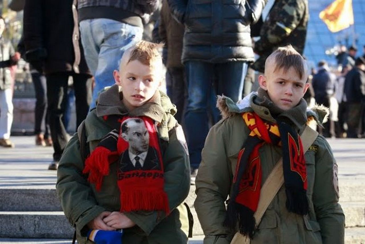 Маленькие украинцы. Дети Украины. Дети бандеровцы на Украине. Украинские дети фашисты. Дети неонацисты.