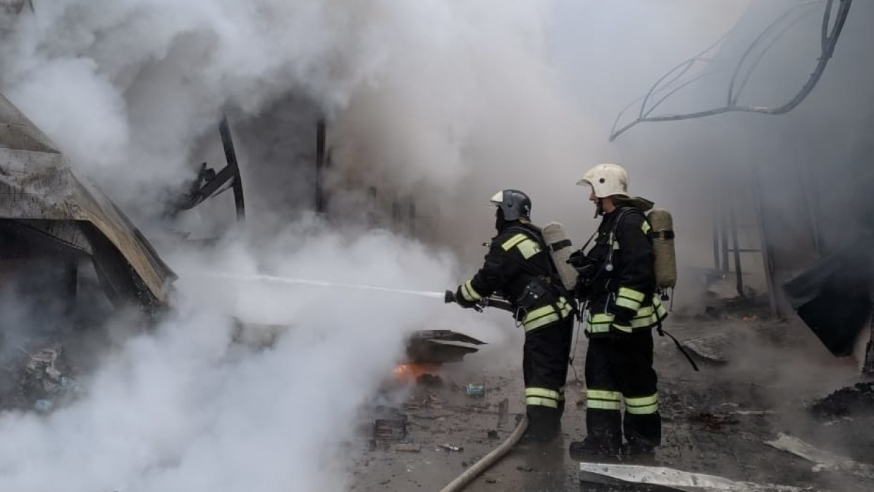 Волгоград горячий. МЧС Волгоград. Пожар в Волгограде сейчас в Дзержинском районе видео.