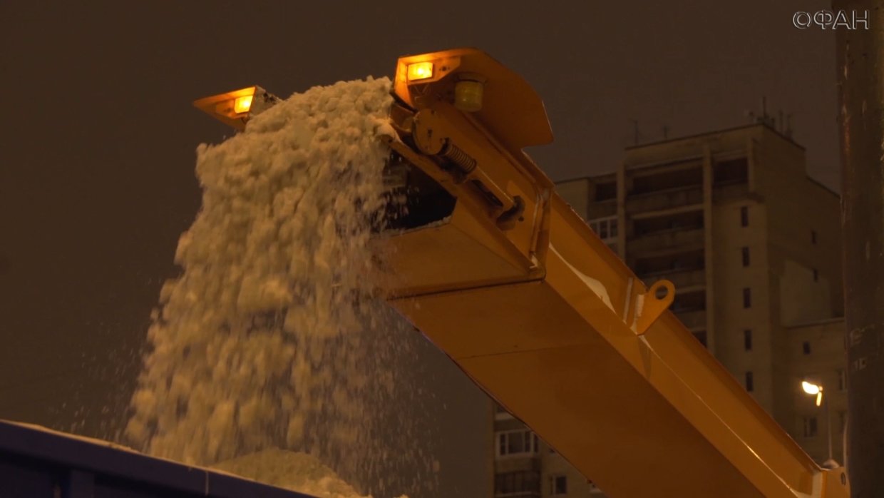 900 снегоуборщиков вывели на улицы Петербурга для ликвидации последствий снегопада. ФАН-ТВ