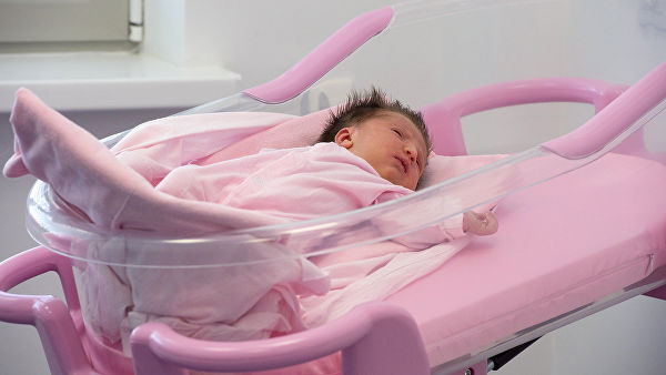 Новорожденный ребенок в роддоме. Архивное фото