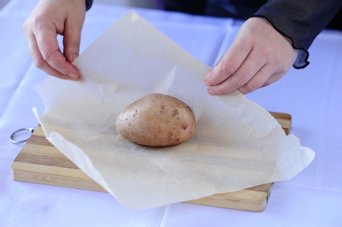 Зачем опытные хозяйки кладут чищенную картошку в обувь: совет, который пригодится каждому картошка,лайфхак,обувь