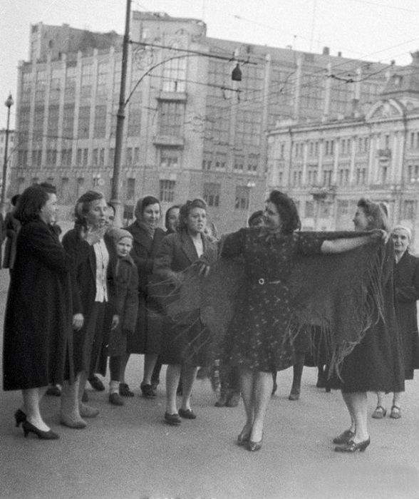 Женщины танцуют на улицах Москвы в честь Дня Победы, 9 мая 1945 года.