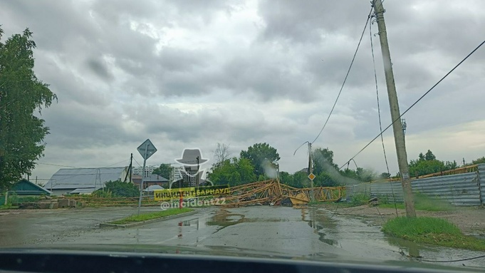 Ураган с ливнем накрыл Барнаул. Фото и видео последствий