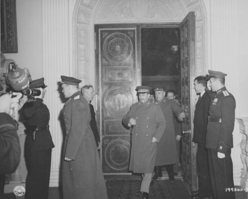И.В. Сталин выходит из Ливадийского дворца во время Ялтинской конференции, февраль 1945 года.