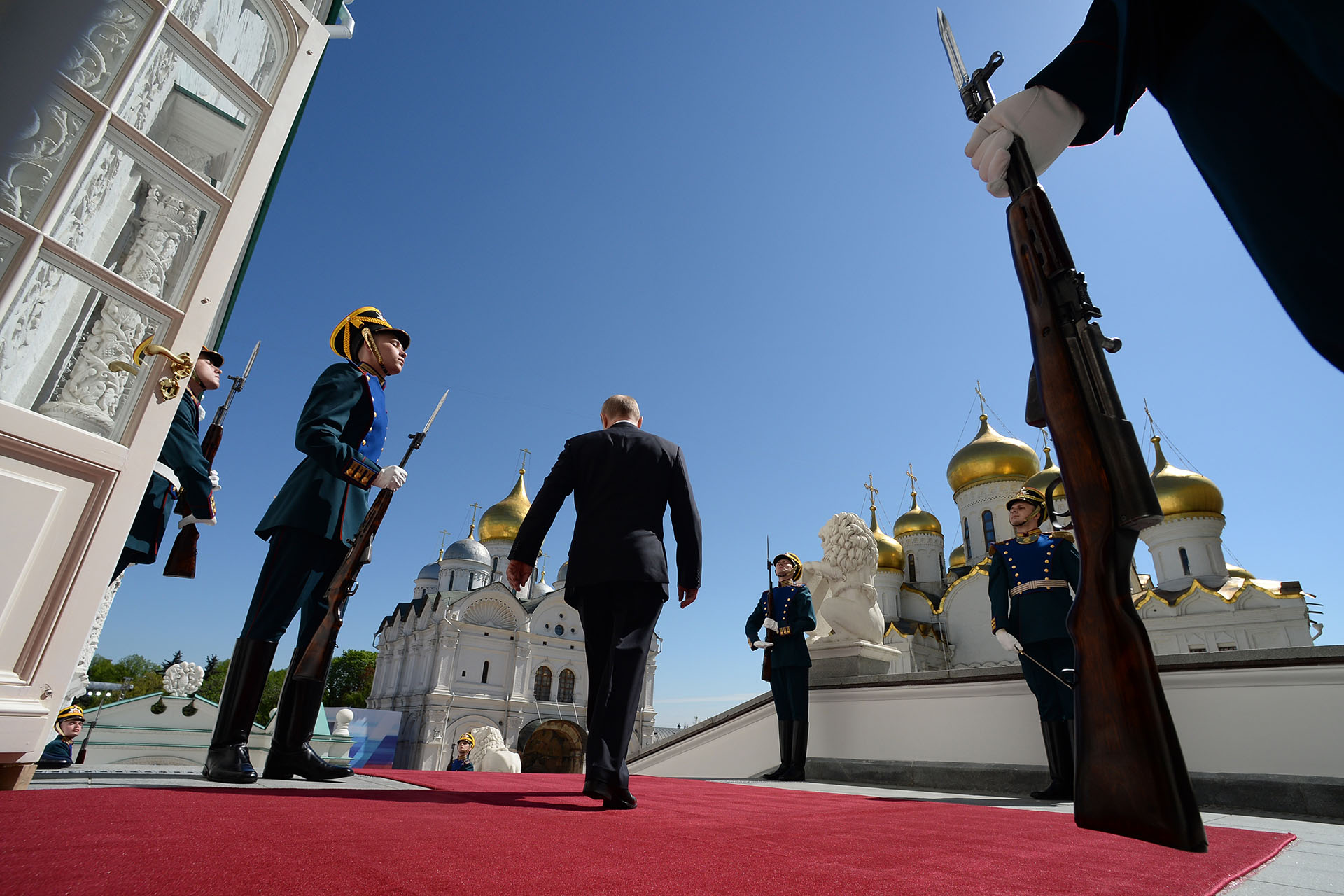 Владимир Путин после инаугурации выходит на Соборную площадь Кремля, 7 мая 2018 год