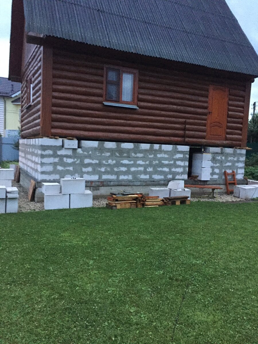 Подняли дом домкратами Подняли дом домкратами дача,дом,ремонт и строительство