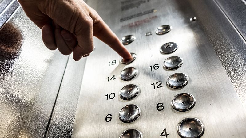 Старые лифты заменяют новыми в высотных домах Севастополя