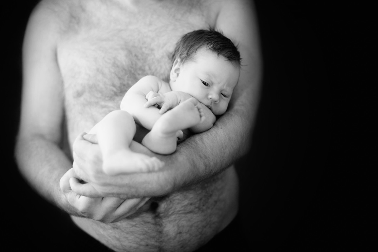 Фотосессия с новорожденным на руках