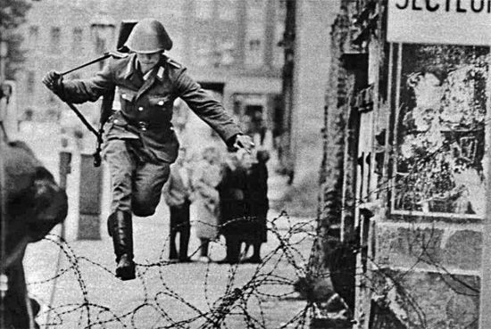 Самые удивительные способы, которые выдумали, чтобы перебраться через Берлинскую стену