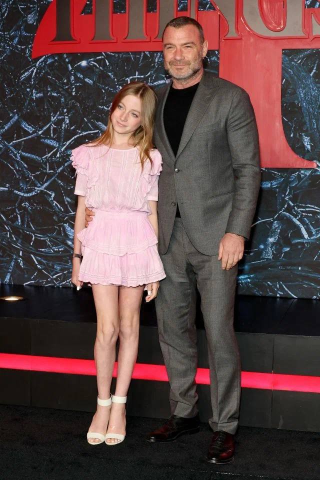 Звезда "Люди Икс" Лив Шрайбер вышел на красную дорожку со своим сыном