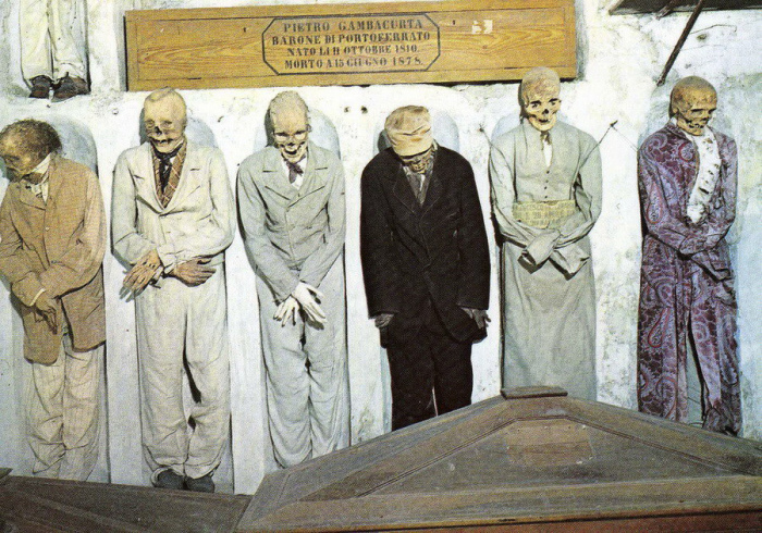 В коридоре мужчин. / Фото: www.scisne.net В коридоре мужчин. / Фото: www.scisne.net