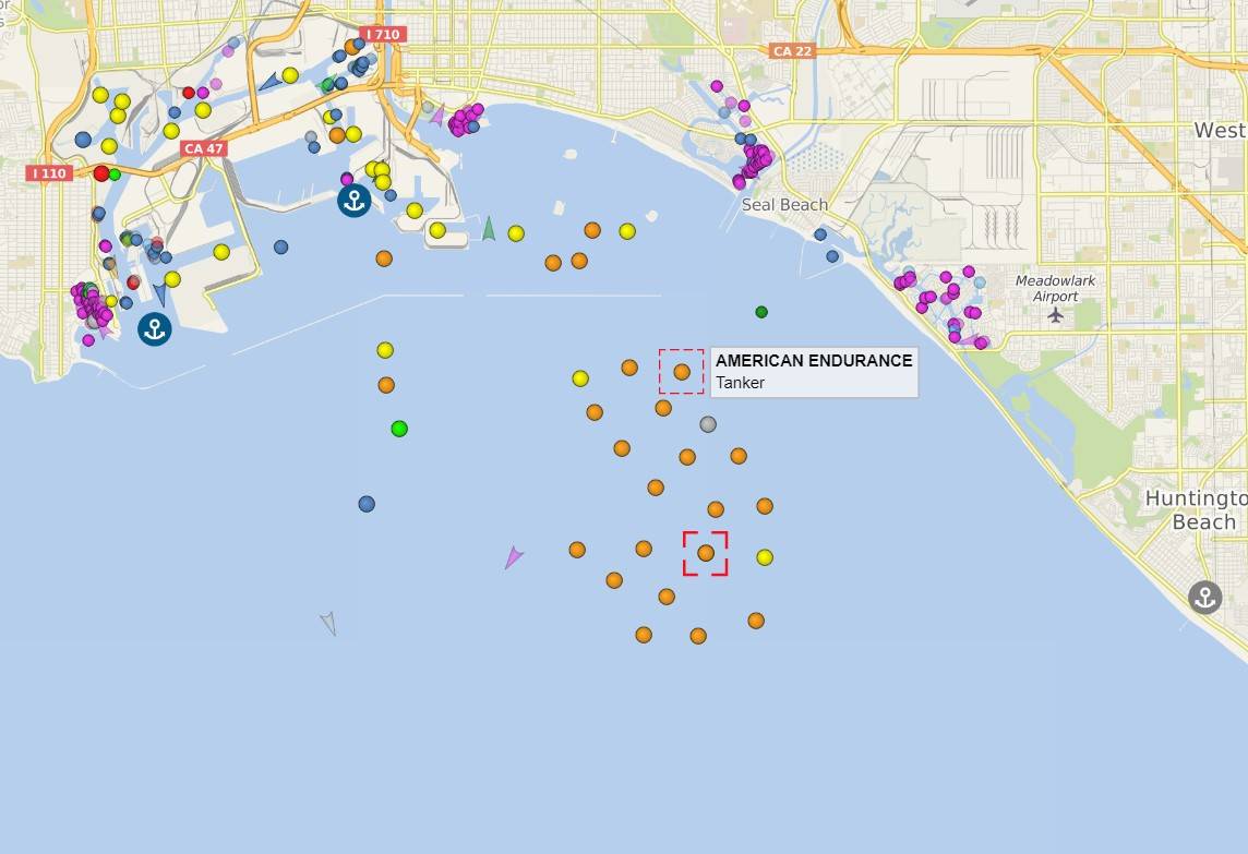 У берегов Лос-Анджелеса стоит целый танкерный флот 