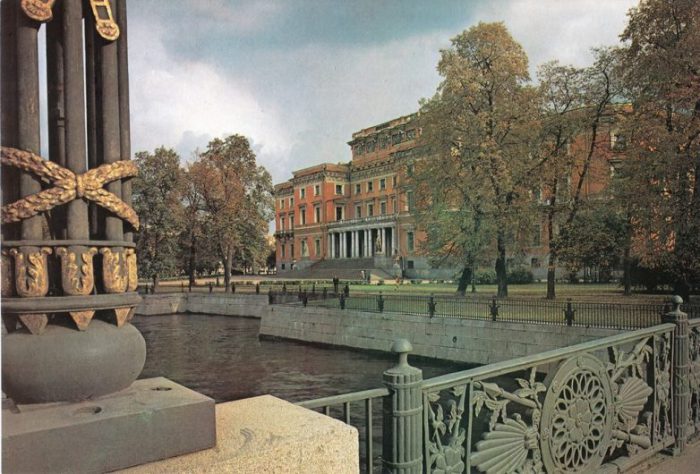 Бывший императорский дворец в центре Санкт-Петербурга, построенный по заказу императора Павла I.