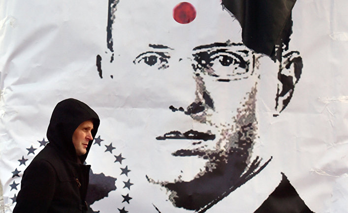 Плакат с изображением премьер-министра Украины Арсения Яценюка с красной меткой на лбу
