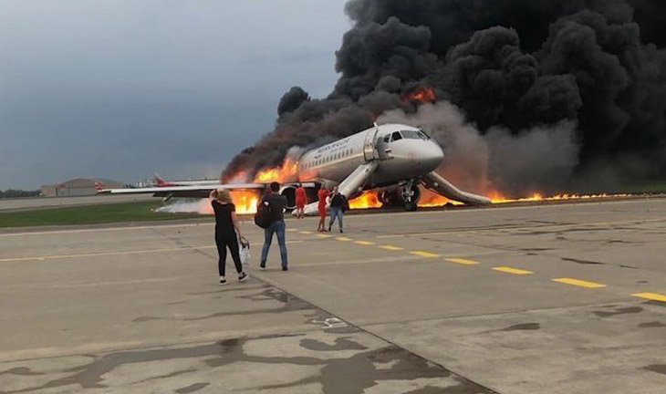 В Шереметьево загорелся самолет, есть погибшие