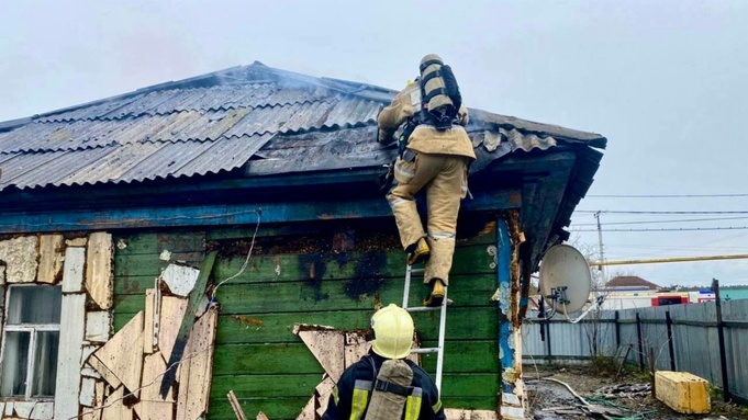 Частный дом потушили на улице Кутузова в Барнауле