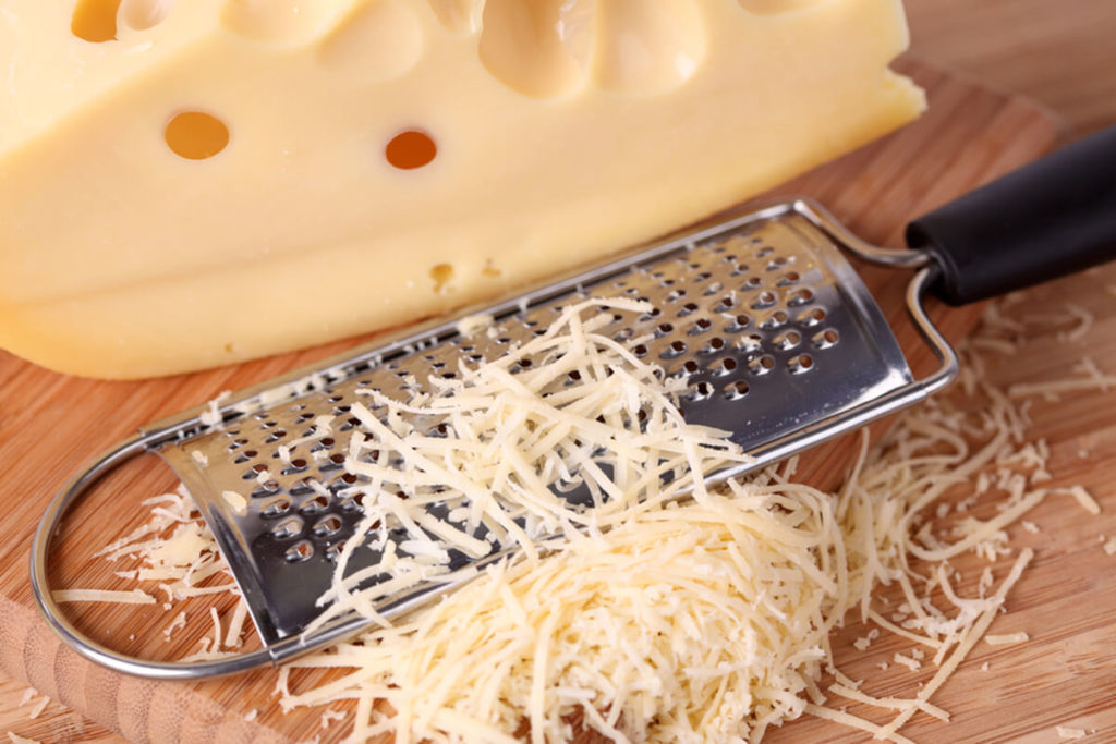 Тем временем натрите на терке твердый сыр. 