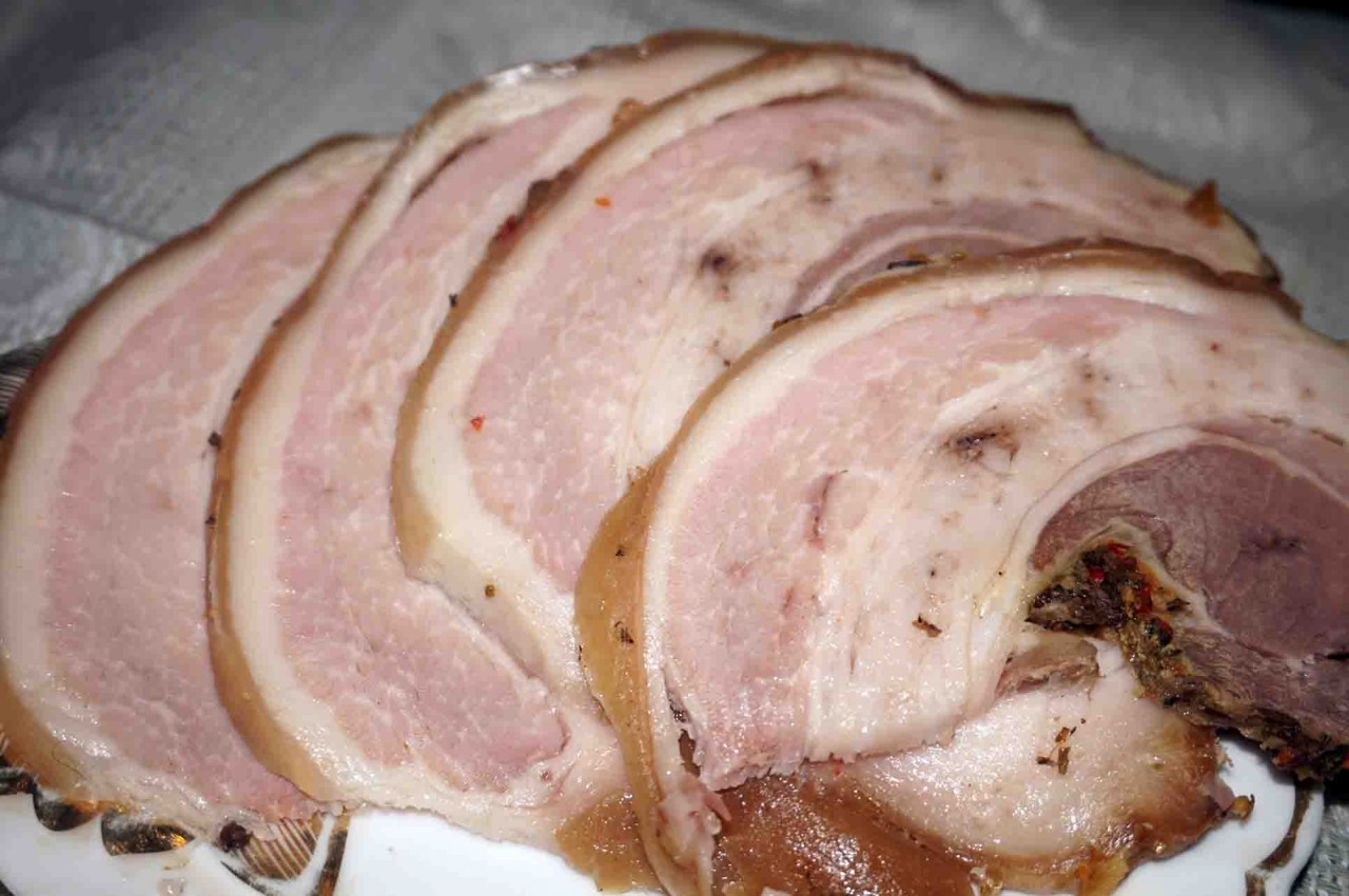 Рулет из свиной грудинки запеченный в духовке в фольге рецепт с фото пошагово в духовке