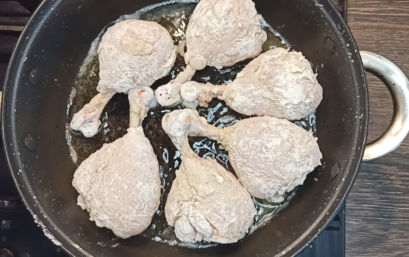 Курица в луке с содой. Сырая курица на сковороде. Почему при подтушивании курицы в сковороде идет пена.