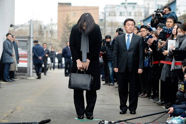 Девушка с опущенной головой - дочь главы компании Korean Airlines Cho Hyun-а