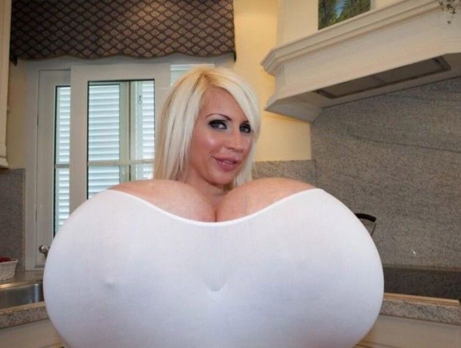 Майра Хиллс – обладательница самой большой силиконовой груди в мире 