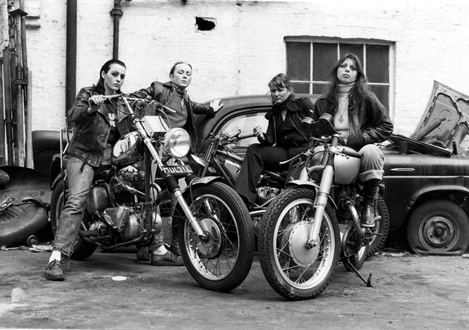 Винтажные фото крутых девчонок на мотоциклах