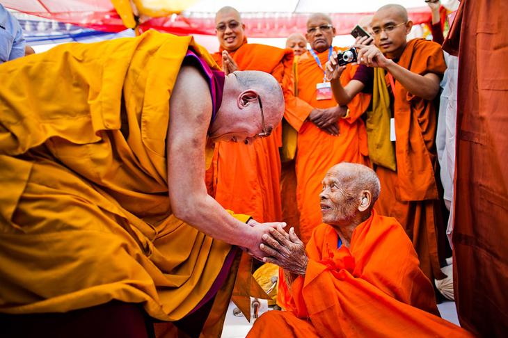 Далай-лама (слева) и пожилой буддийский монах
