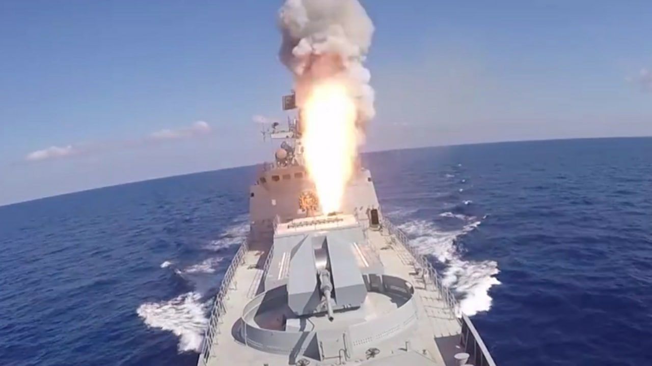 Минобороны РФ обнародовало кадры пуска ракет «Калибр» по объектам ВСУ