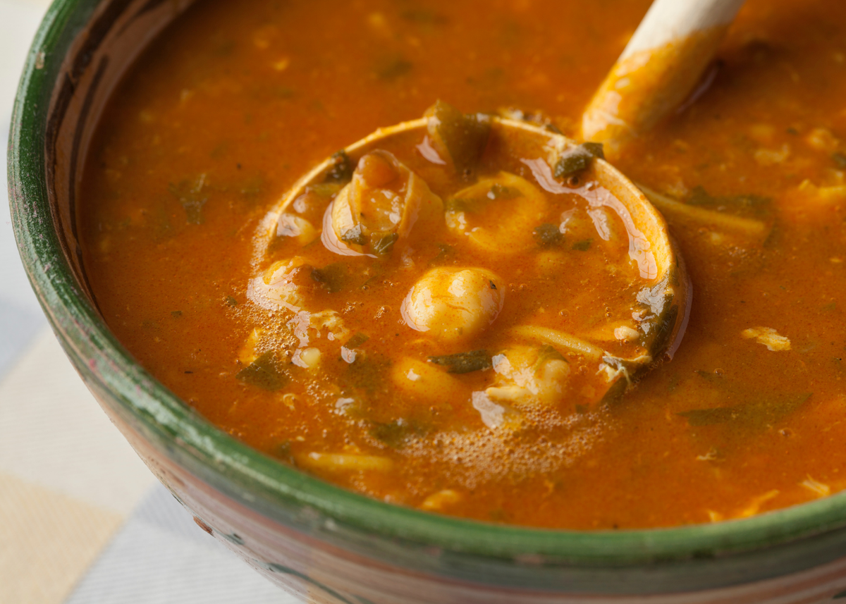 Как приготовить популярный марокканский суп Харира. Вкусно и без грамма мяса ложки, минут, чайной, столовые, подают, лимона, и нут, стакана, в течение, оливкового, вкусный, огонь, марокканский, и теплым, Добавьте, помешиваяДобавьте, и готовьте, молотого, бульона, промытой1