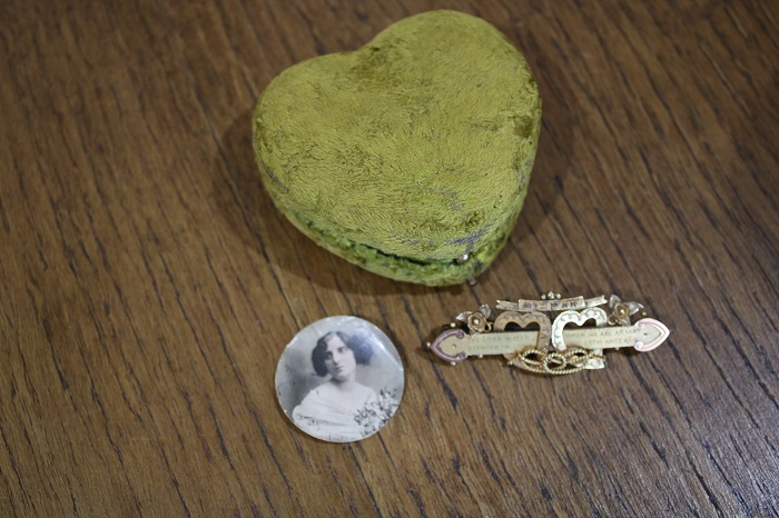 В милом футлярчике был спрятан медальон с портретом любимой девушки и ее брошь. | Фото: twitter.com/ © DanHillHistory.