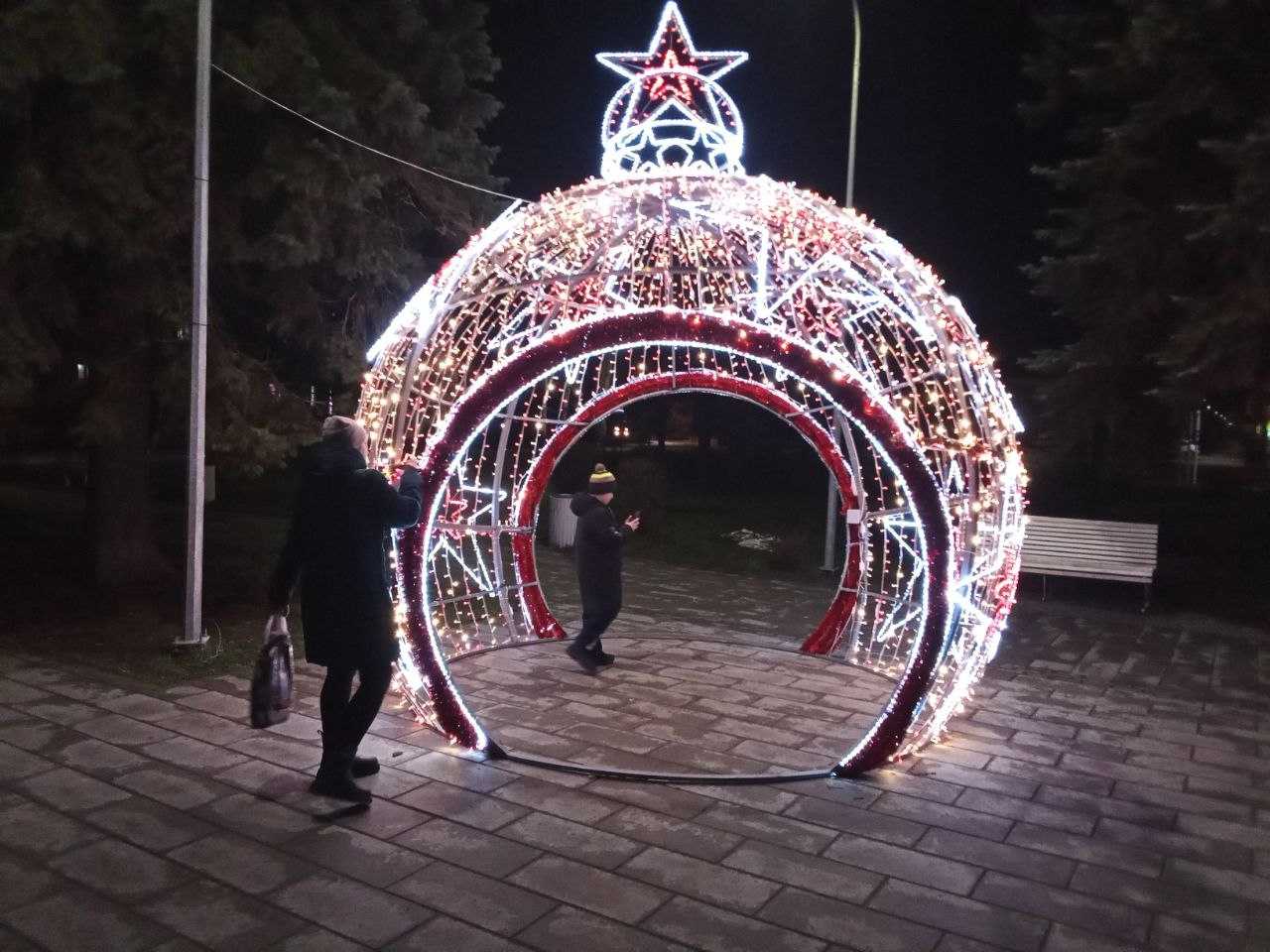 Нижегородская область подарила Харцызску уличные новогодние украшения