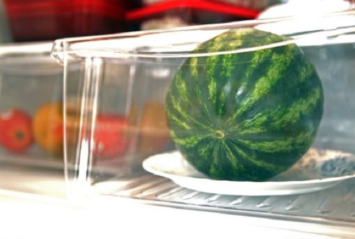 Для хранения арбузов лучше выделить отдельный холодильник / Фото: sdelai-lestnicu.ru