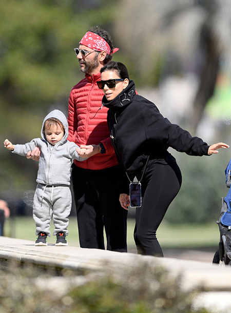 Солнечный день: Ева Лонгория с сыном Санти и мужем Хосе Бастоном на прогулке Солнечный день: Ева Лонгория с сыном Санти и мужем Хосе Бастоном на прогулке Дети,Дети знаменитостей