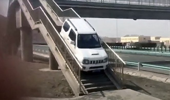 (ВИДЕО) Он пропустил выезд с шоссе, а потом сделал что-то непонятное!  И вот сколько это ему стоило!