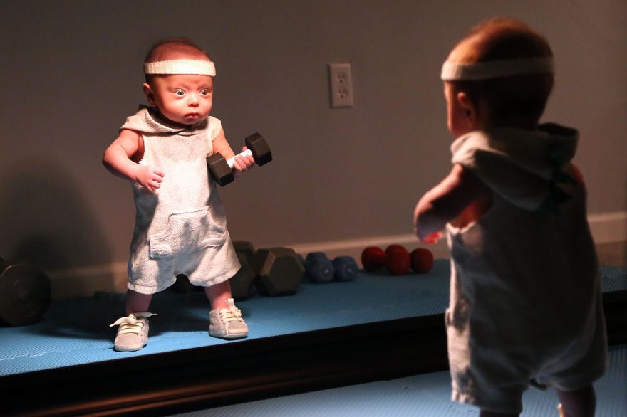 Папа создал эпичные фото крошки-сына за настоящими мужскими занятиями 
