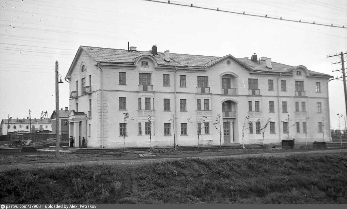 Жилые дома посёлка Текстильщики в 1947 году. Фото примерно на месте современного здания №47 по Люблинской улице. Сейчас тут высотные типовые дома. Фото И. Данилова с сайта www.pastvu.com.