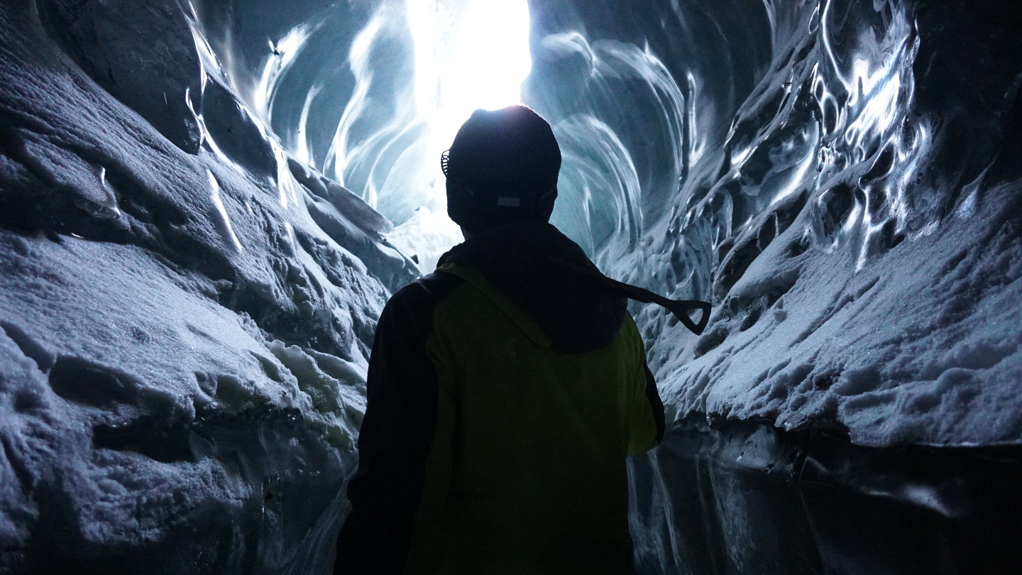 Опасная красота: Ледник Богдановича, Октябрьская пещера. Ледяная стена гор Алматы. Спуск в пещеру Опасная красота: Ледник Богдановича, Октябрьская пещера. Ледяная стена гор Алматы. Спуск в пещеру