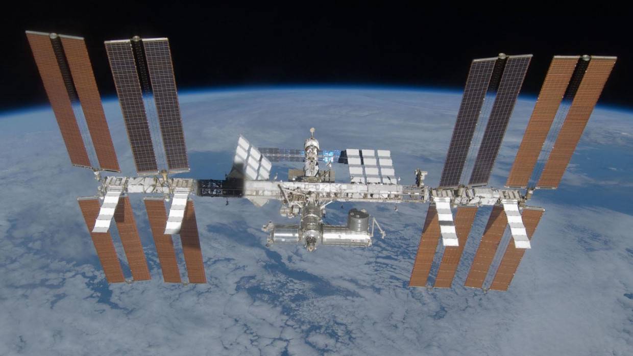 Российские космонавты обнаружили возможную причину утечки на МКС Общество